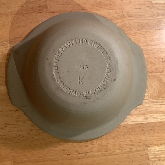 The Pampered Chef. Stoneware bowl. Small. 9 inches diameter. Excellent shape. - Picture 2 of 7